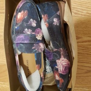 NEW BEAUTIFUL "MOODY BLOOMS" LOAFERS